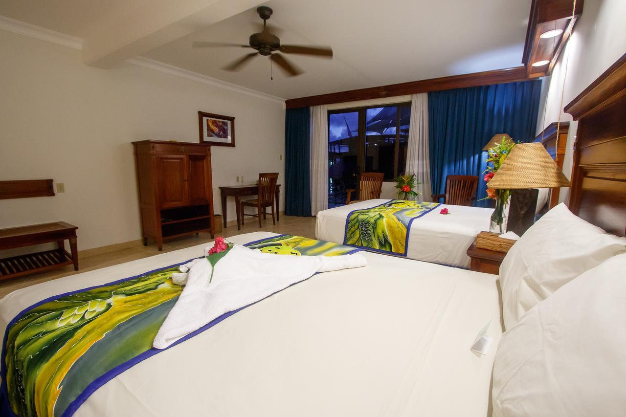 Manta Ray Bay Resort Colonia Exterior foto