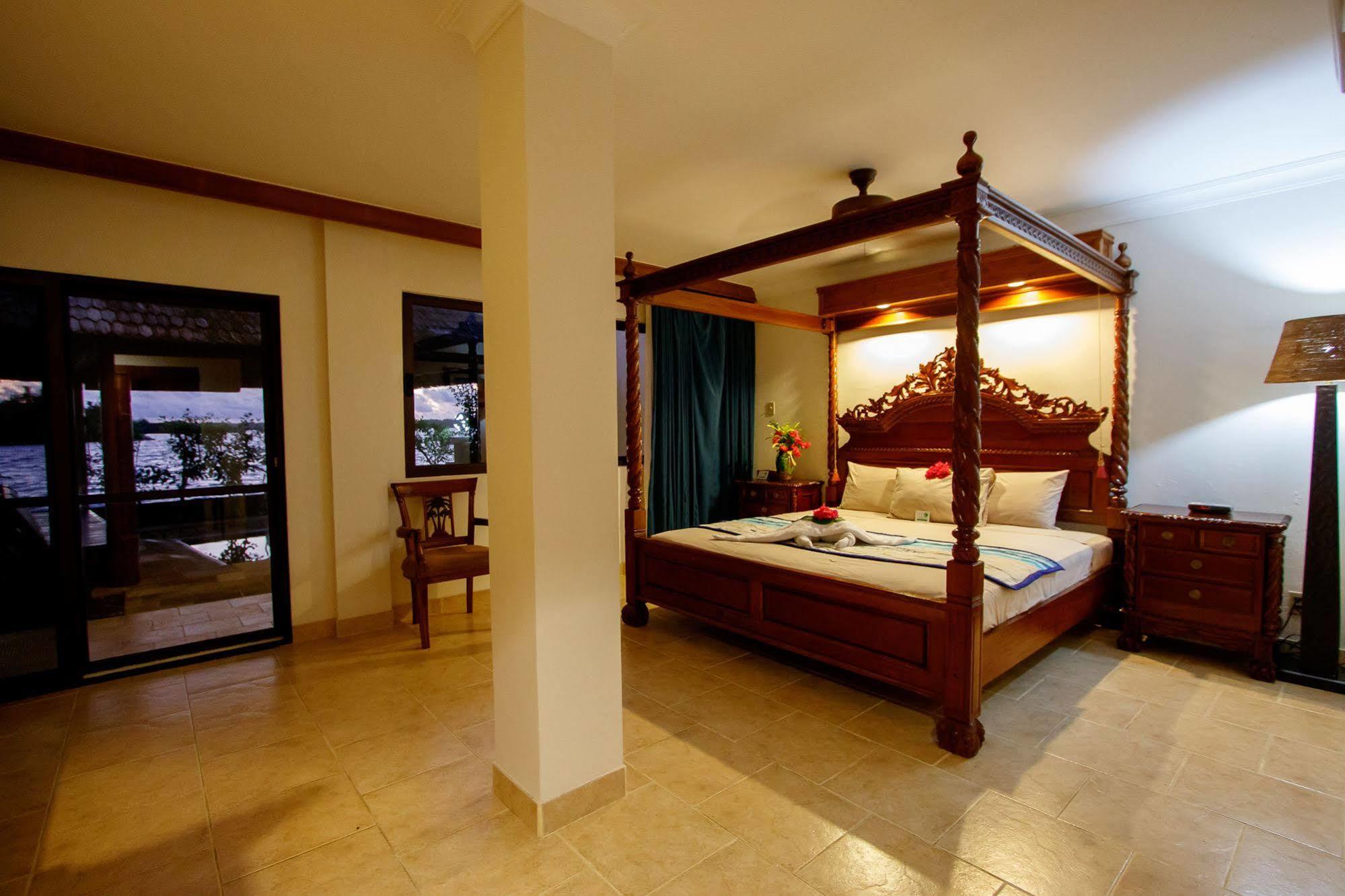 Manta Ray Bay Resort Colonia Exterior foto