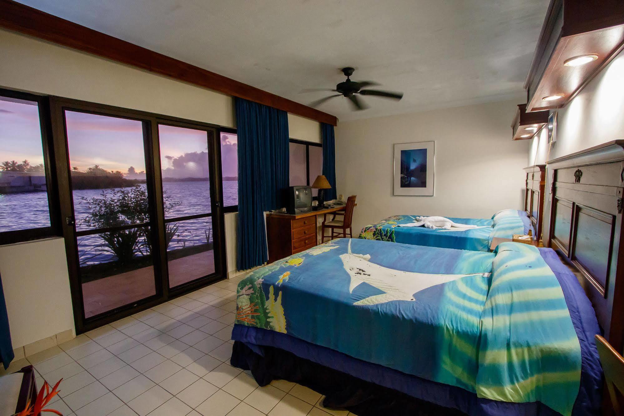 Manta Ray Bay Resort Colonia Exterior foto