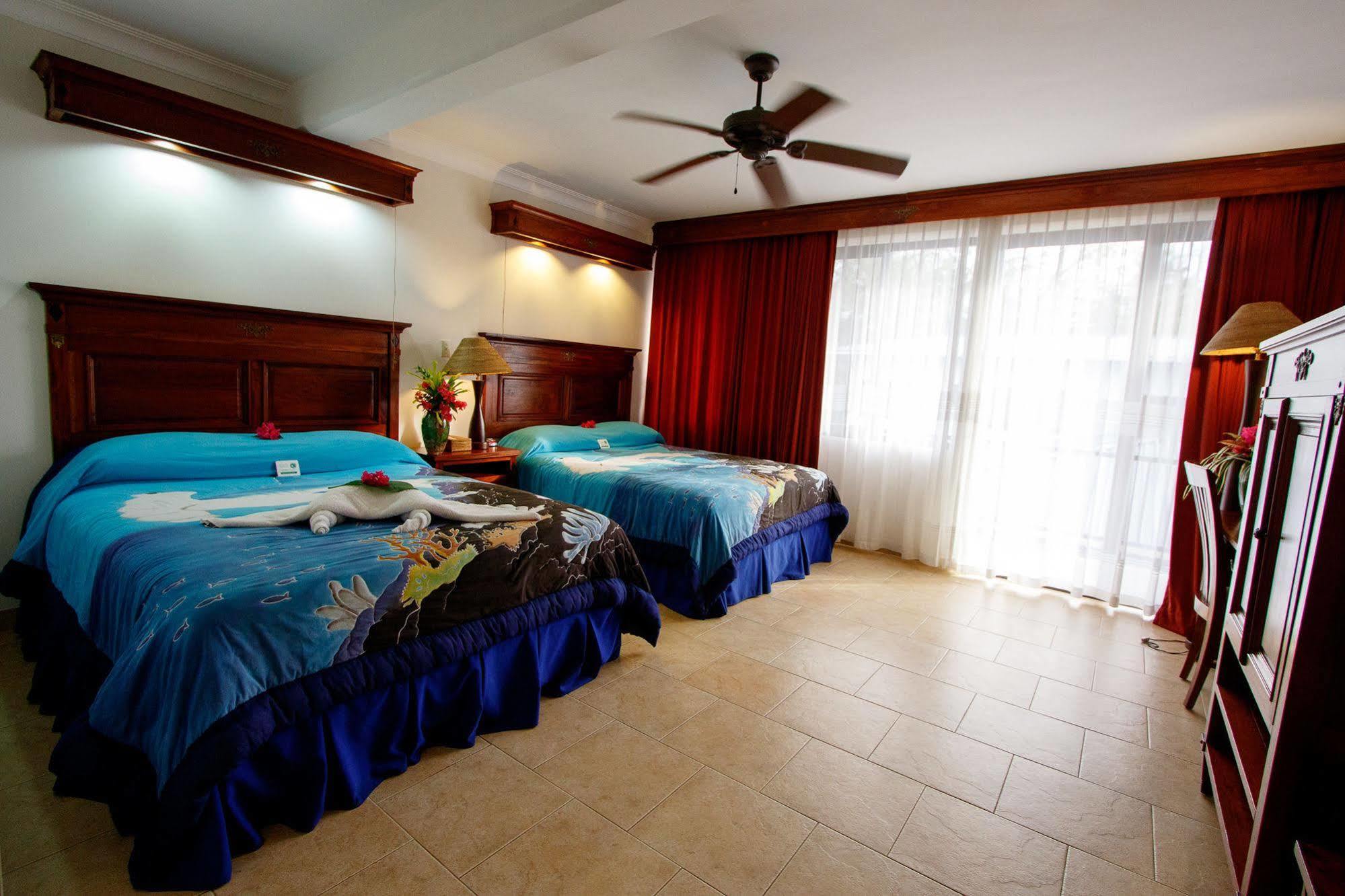 Manta Ray Bay Resort Colonia Exterior foto