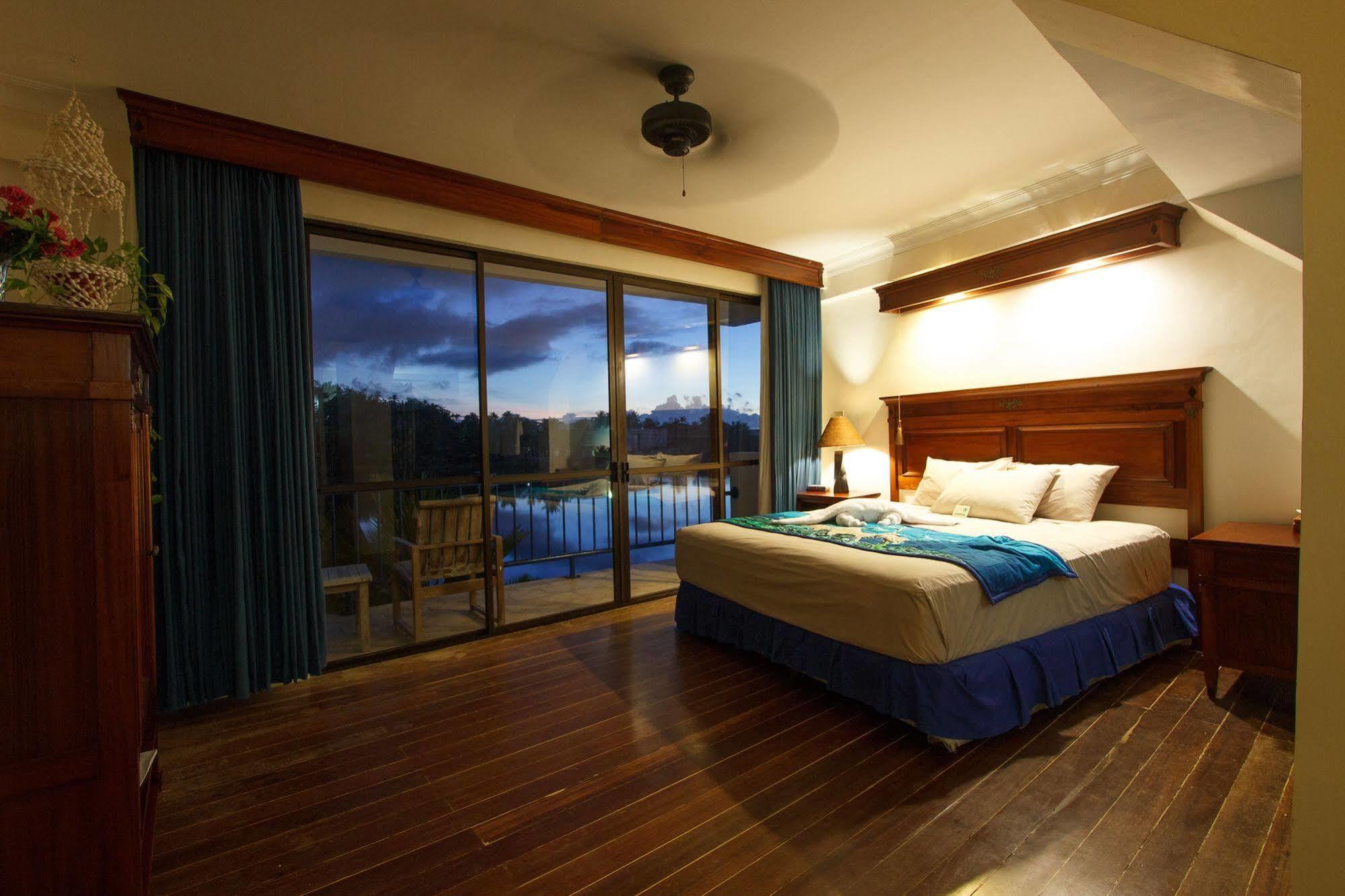 Manta Ray Bay Resort Colonia Exterior foto