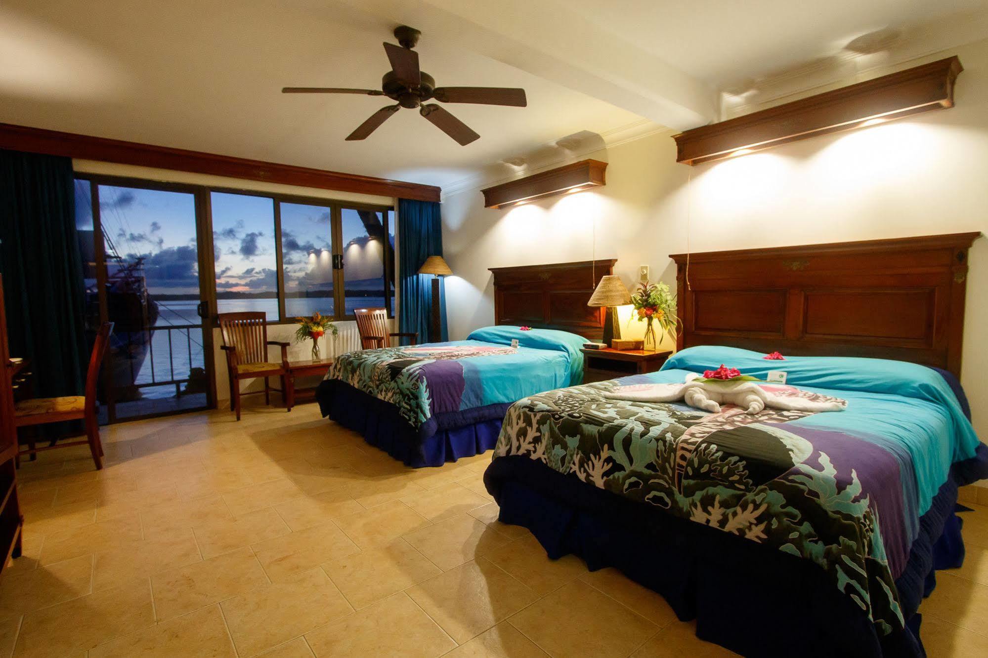 Manta Ray Bay Resort Colonia Exterior foto