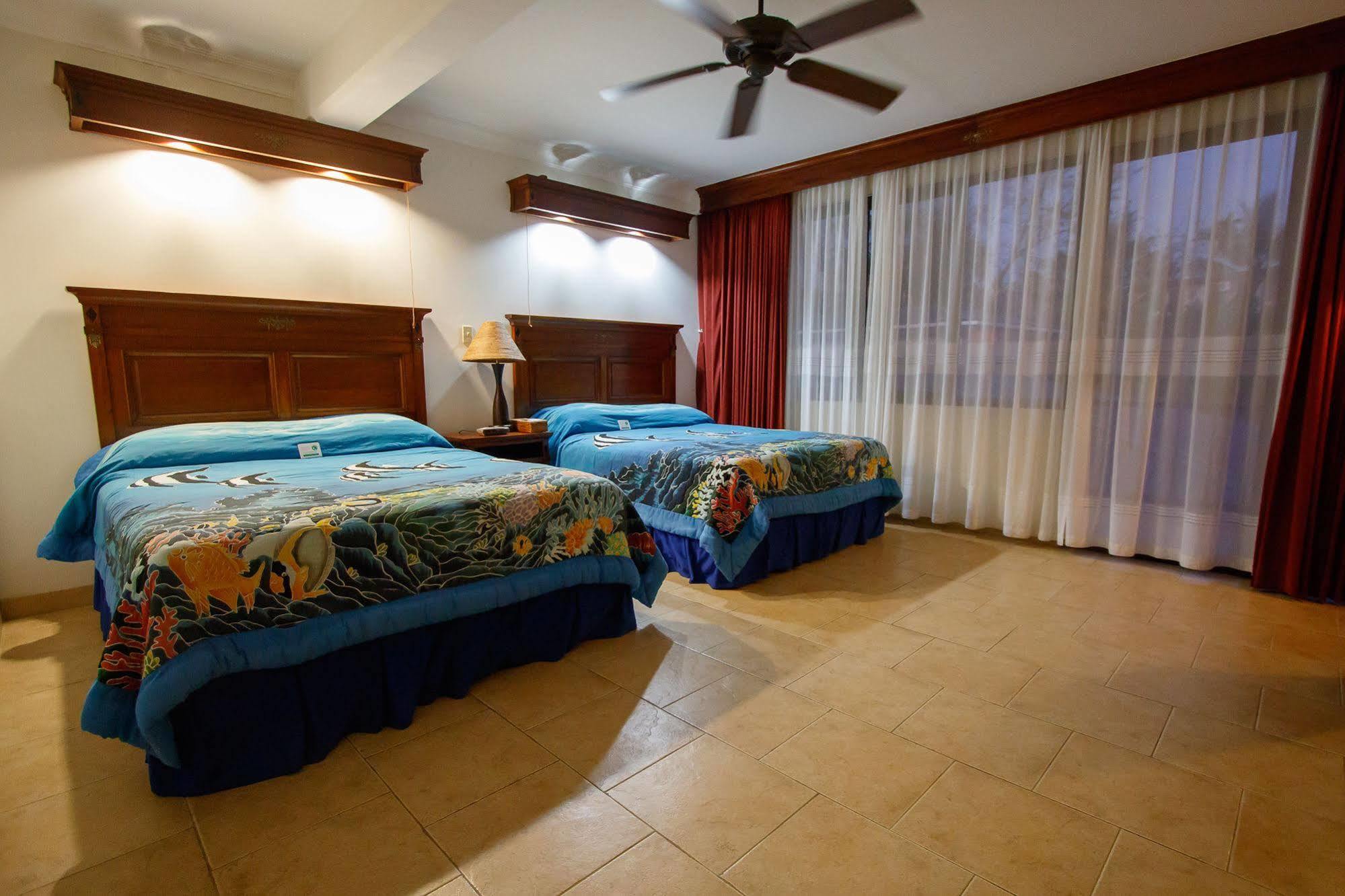 Manta Ray Bay Resort Colonia Exterior foto