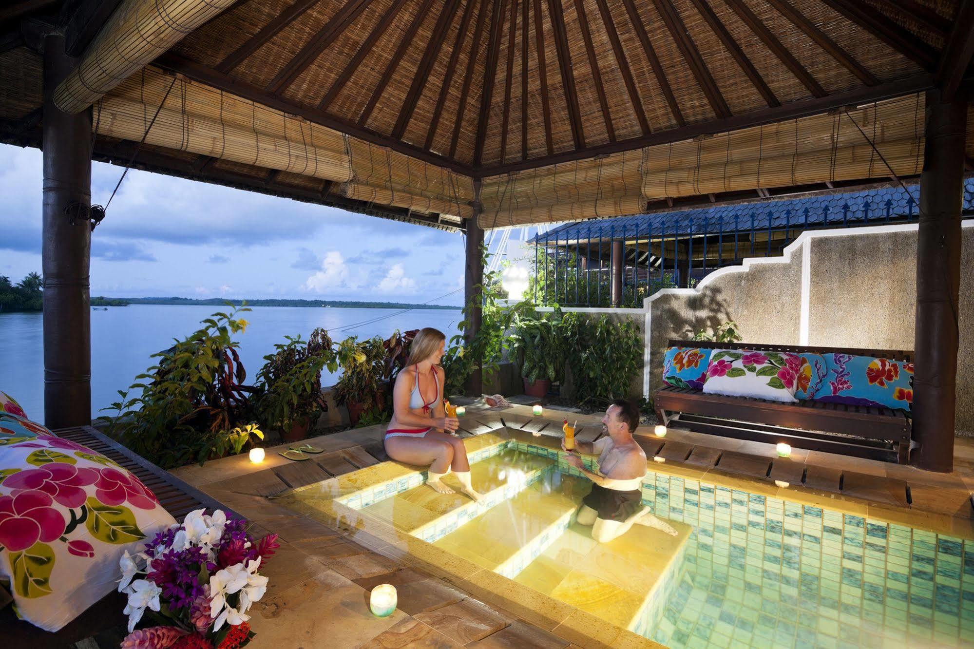 Manta Ray Bay Resort Colonia Exterior foto