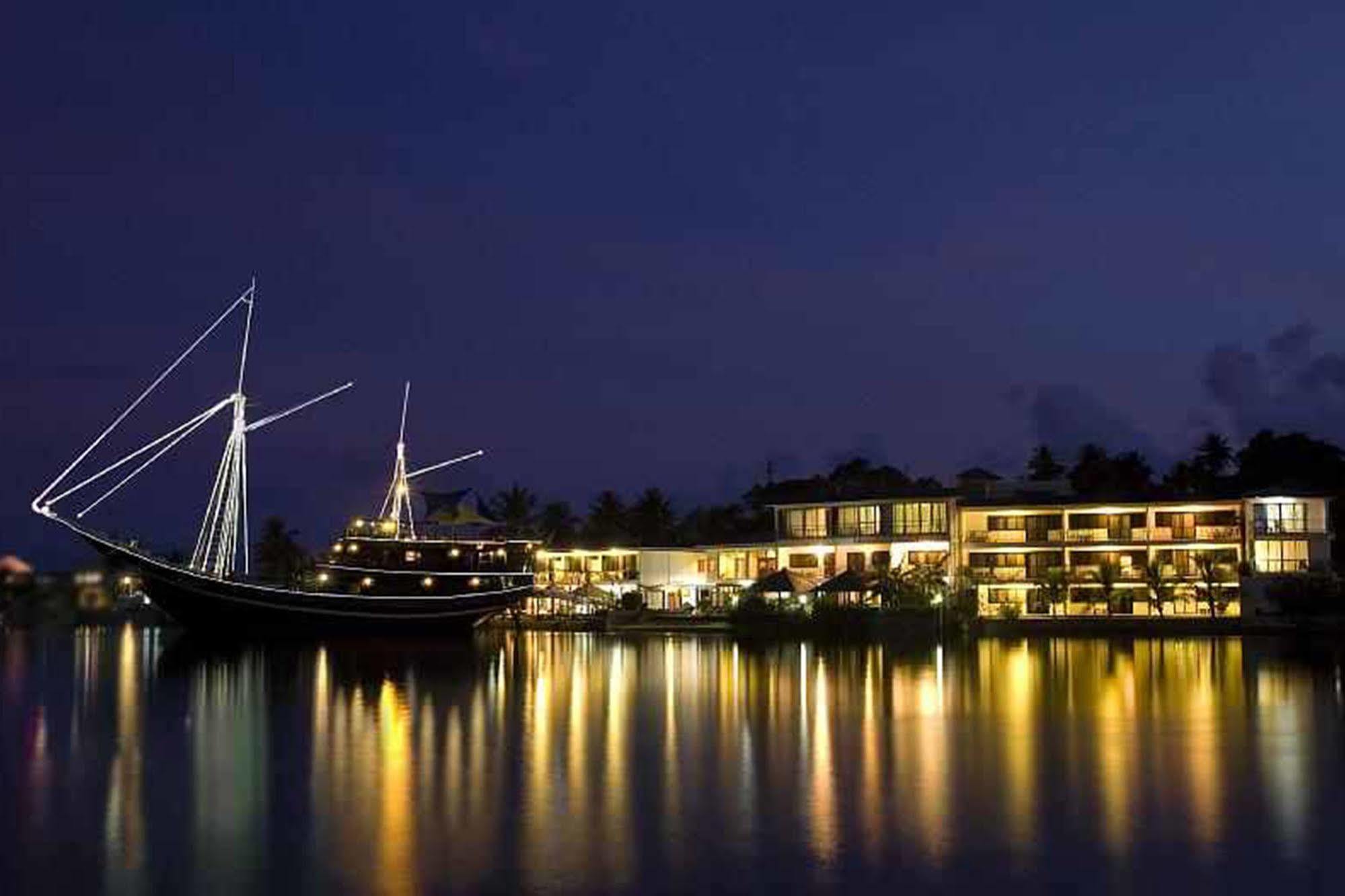 Manta Ray Bay Resort Colonia Exterior foto